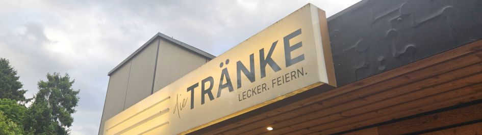 Zwei Glatzen tanken Super